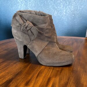 Rampage Taupe Suede Heeled ankle Boots sz 10